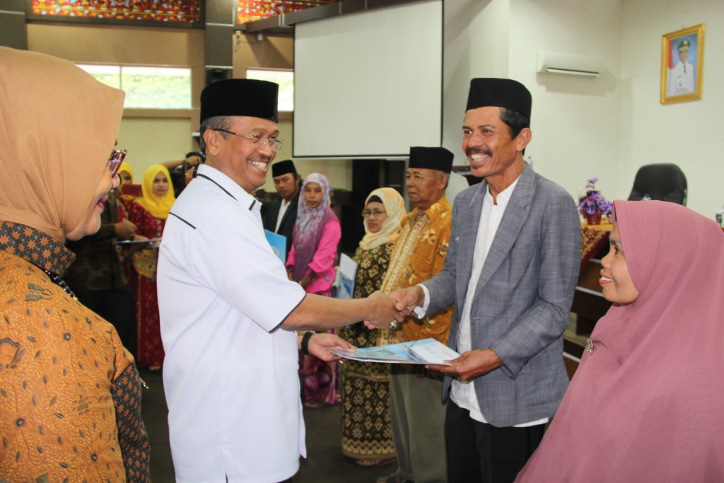 Bupati Gusmalserahkan buku Nikah